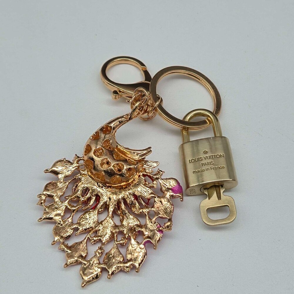 LV Authentic Gold Lock & Key 🔑 Luxury Bag Charm w/ Unbranded Peacock Keychain - Picture 4 of 8